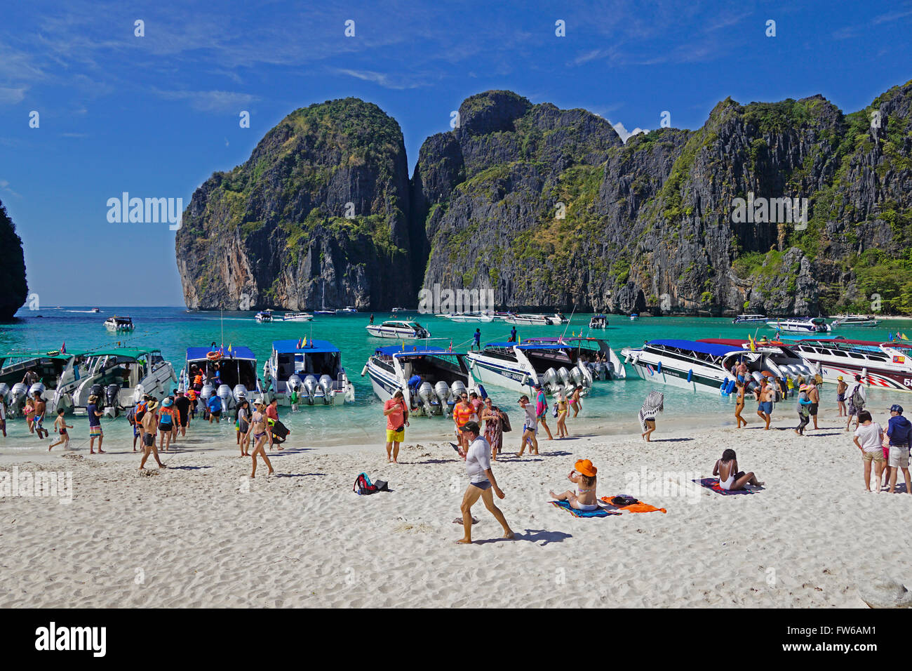 Maya Bay, überfüllt mit Touristen und Ausflugsboote, Insel Phi Phi Leh, Thailand. Stockfoto