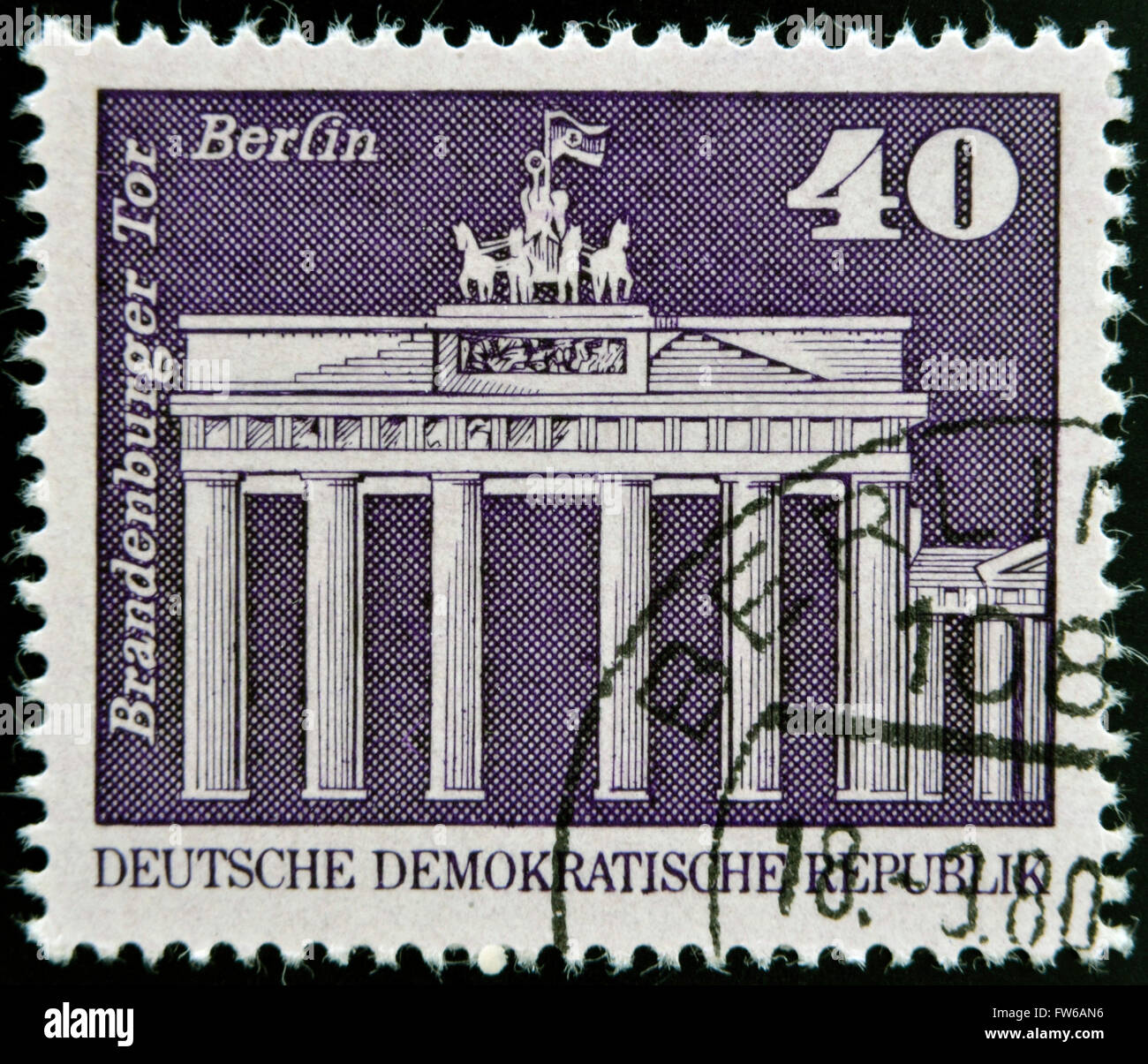 DDR - CIRCA 1973: eine Briefmarke gedruckt in Deutschland zeigt Brandenburger Tor, Berlin, ca. 1973 Stockfoto