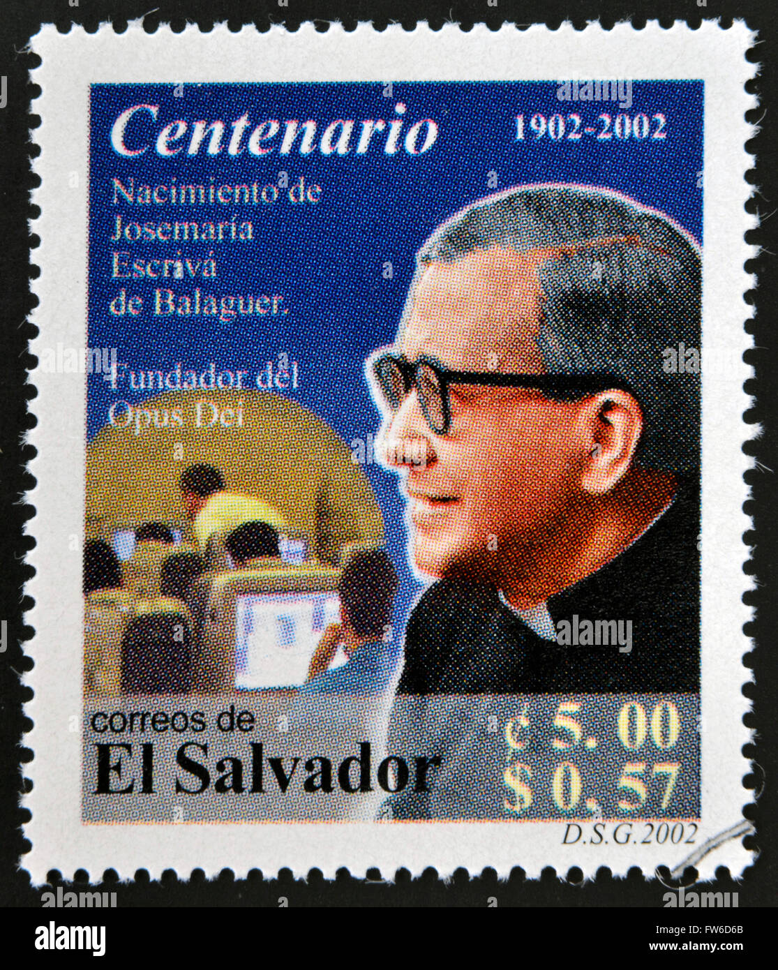 EL SALVADOR - ca. 2002: Briefmarke gedruckt in El Salvador shows war Bild des Heiligen Josemaria Escrivá de Balaguer römisch katholisch Stockfoto