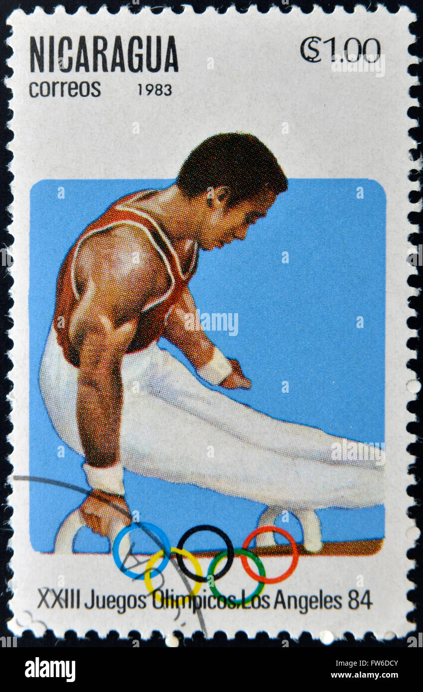 NICARAGUA - CIRCA 1982: Eine Briefmarke gedruckt in Nicaragua zeigt Kunstturnen, ca. 1983 Stockfoto