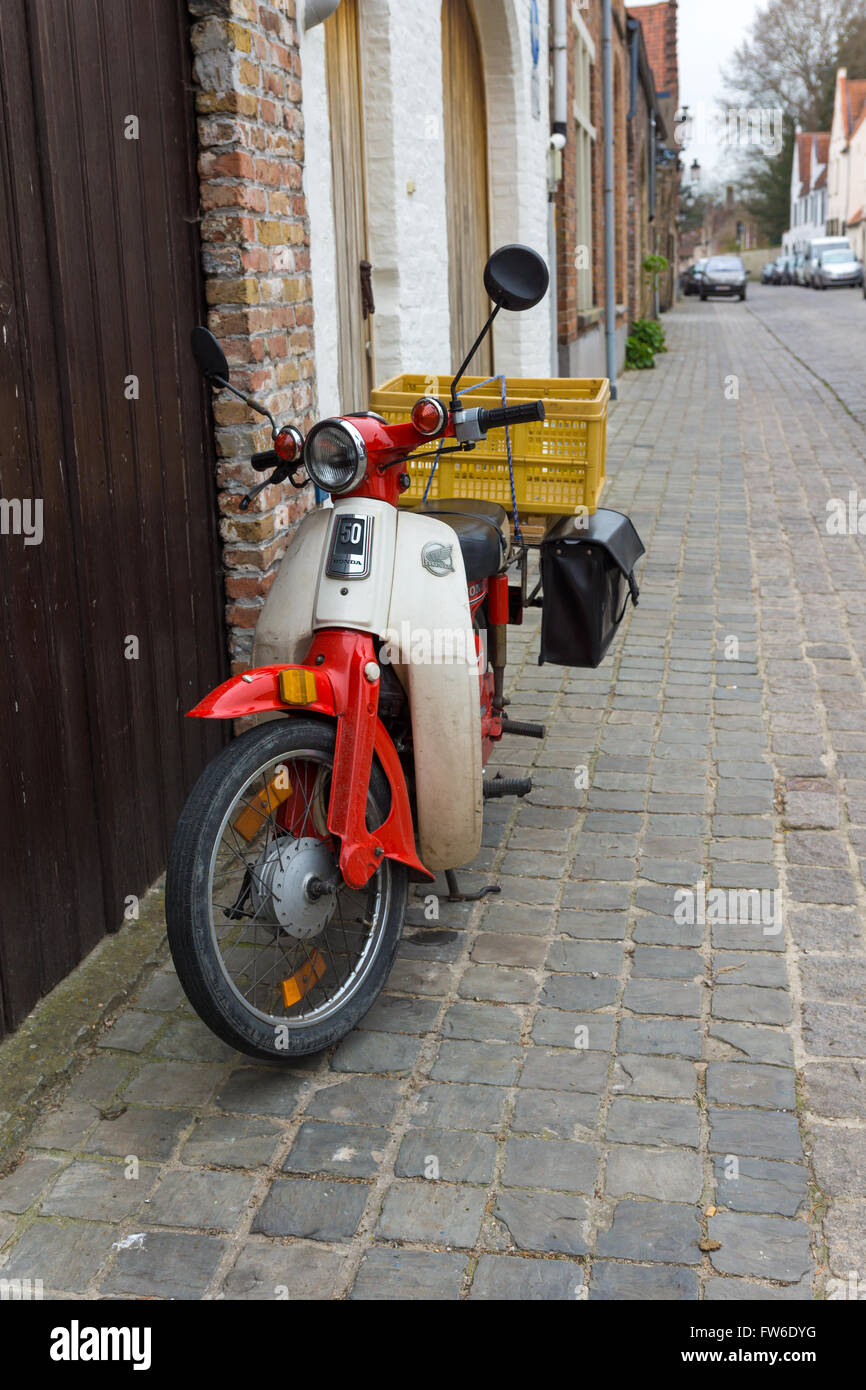roten Motorrad geparkt auf einer Straße in Brügge Stockfoto