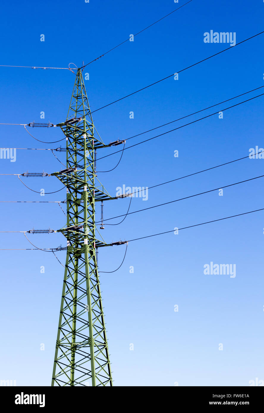 eine hohe Spannung Strommasten gegen blauen Himmel und Sonne Strahlen Stockfoto eine hohe Spannung Strommasten gegen blauen Himmel und Sonne Strahlen Stockfoto