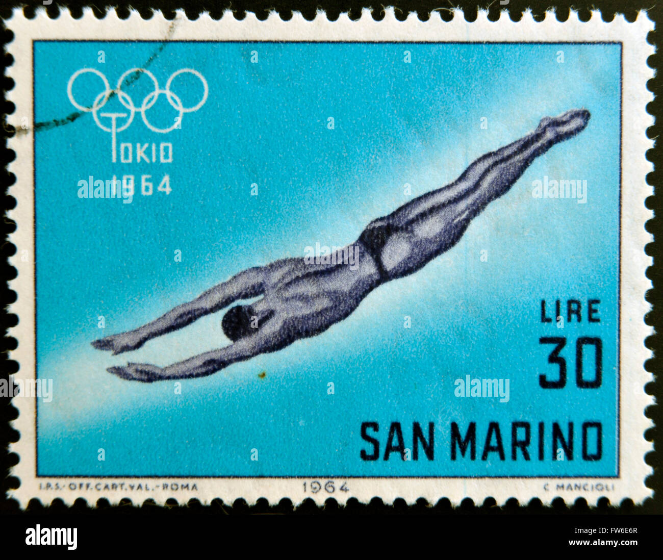 SAN MARINO - CIRCA 1964: Eine Briefmarke gedruckt in San Marino zeigt schwimmen, 18. Olympiade Tokio, ca. 1964 Stockfoto