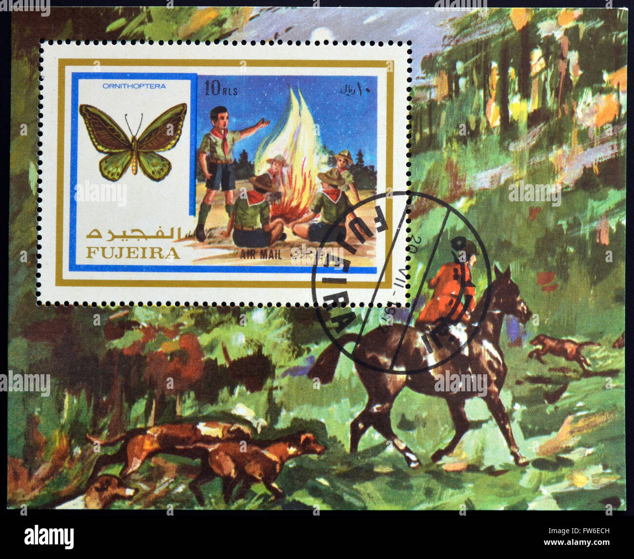 FUJEIRA - ca. 1972: Eine Briefmarke gedruckt in Fujeira zeigt Pfadfinder und Ornithoptera, ca. 1972 Stockfoto