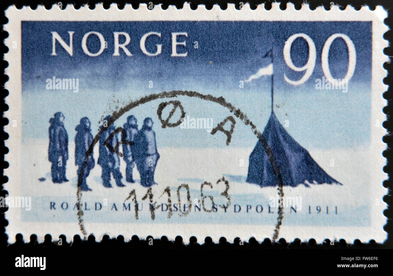 Norwegen - ca. 1961: Eine Briefmarke gedruckt in Norwegen zeigt die Ankunft am Südpol Amundsen und seine Kollegen (1911) Stockfoto