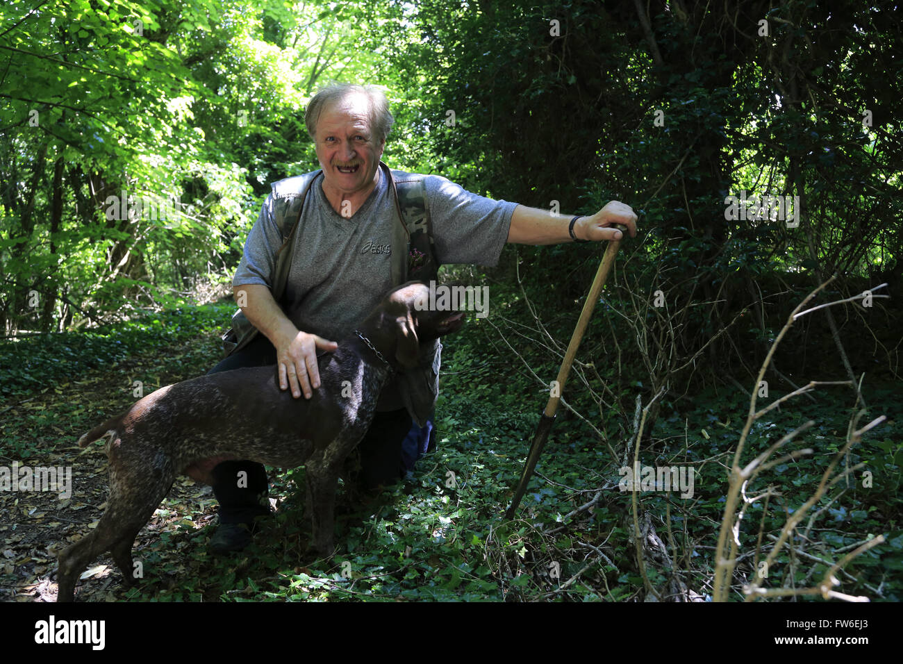 Porträt eines Trüffel-Jäger mit seinem Hund auf der Suche nach Trüffeln in Wäldern, Gubbio, Umbrien, Italien Stockfoto