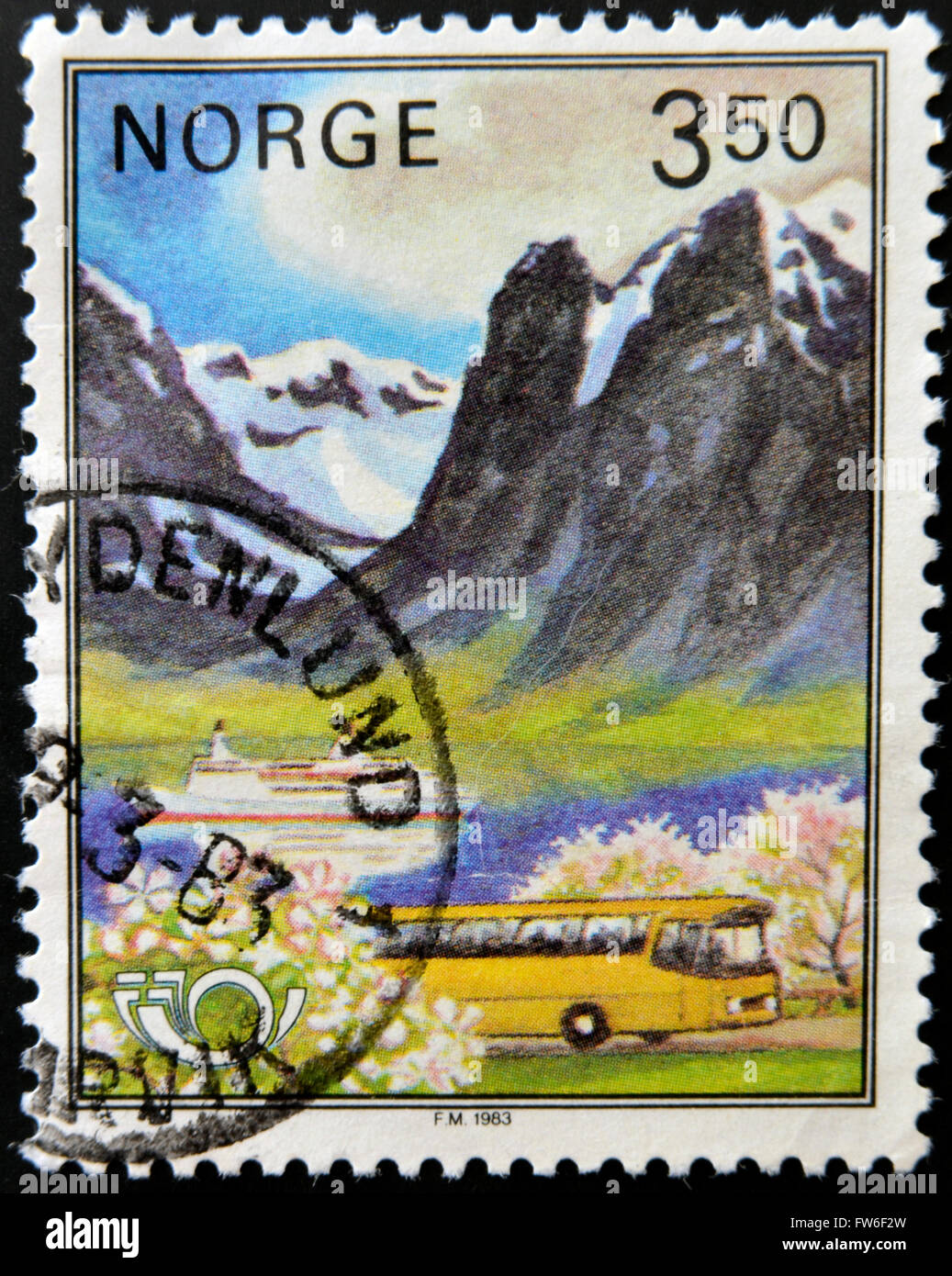 Norwegen - ca. 1983: Eine Briefmarke gedruckt in Norwegen zeigt Touristenbus auf eine Fjord-Landschaft, ca. 1983 Stockfoto