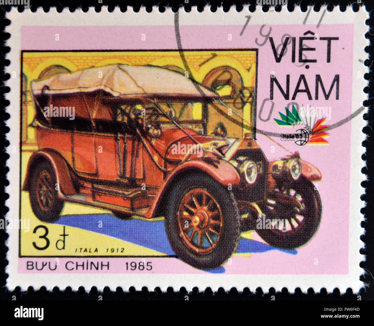 VIETNAM - ca. 1985: Eine Briefmarke gedruckt in Vietnam zeigt Retro-Auto, 1912 Itala, ca. 1985 Stockfoto