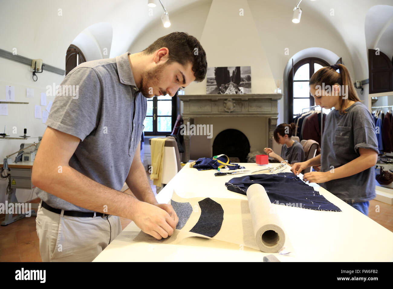 Lehrlinge lernen Schneiderei Fähigkeiten in der Werkstatt von Brunello Cucinelli Cashmere-Fabrik in Solomeo, Provinz Perugia, Italien Stockfoto