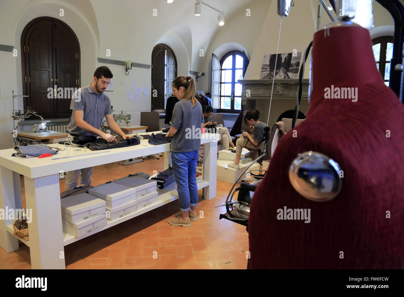 Lehrlinge lernen Schneiderei Fähigkeiten in der Werkstatt von Brunello Cucinelli Cashmere-Fabrik in Solomeo, Provinz Perugia, Italien Stockfoto