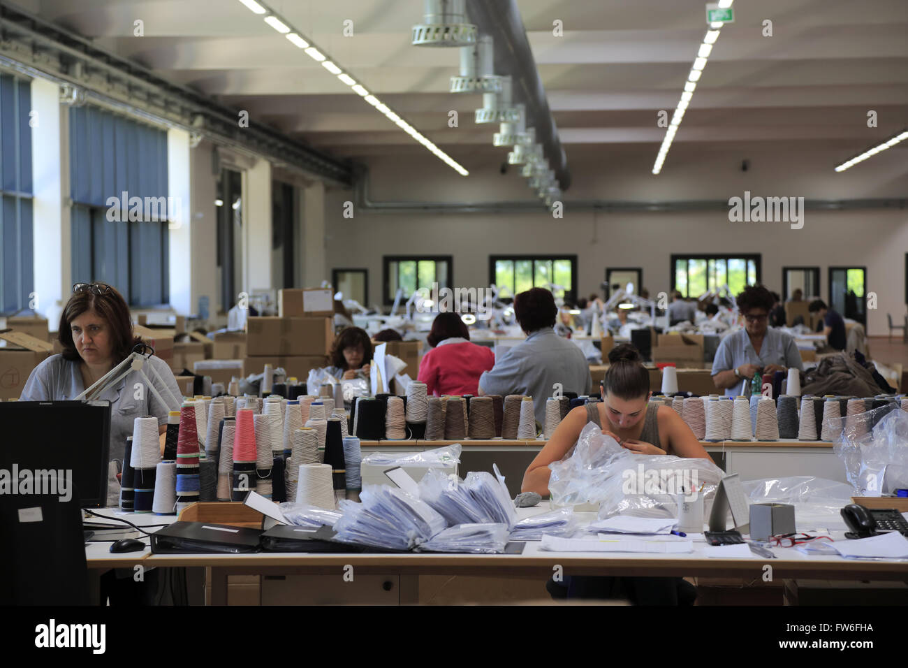 Arbeitnehmer, die in Kaschmir Kleidung Fabrik von Brunello Cucinelli in Solomeo, Provinz Perugia, Italien Stockfoto