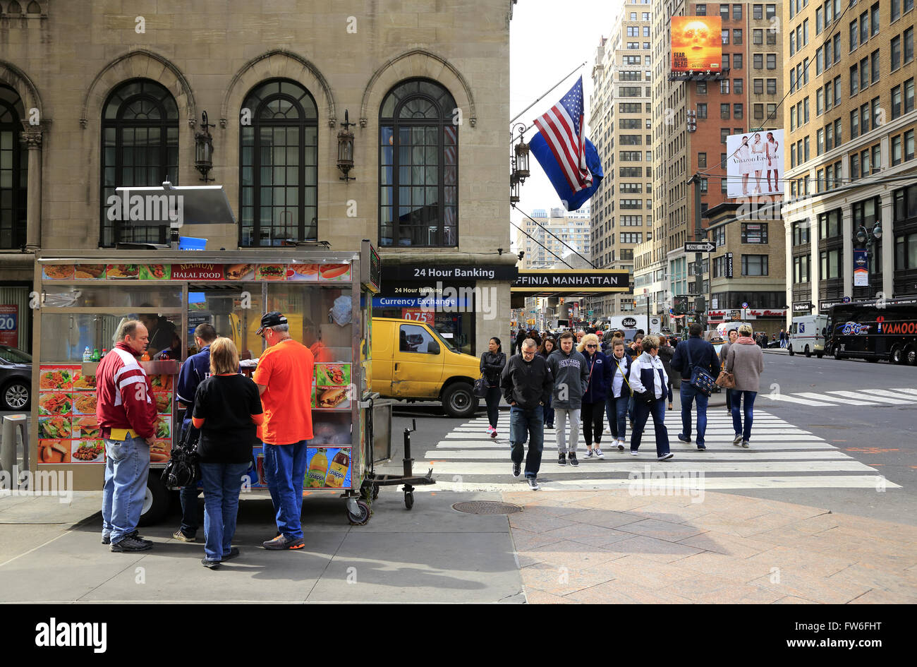 Essen Warenkorb Verkauf Hot Dog, Brezel und Softdrink auf Straße von Midtown Manhattan, New York City, USA Stockfoto