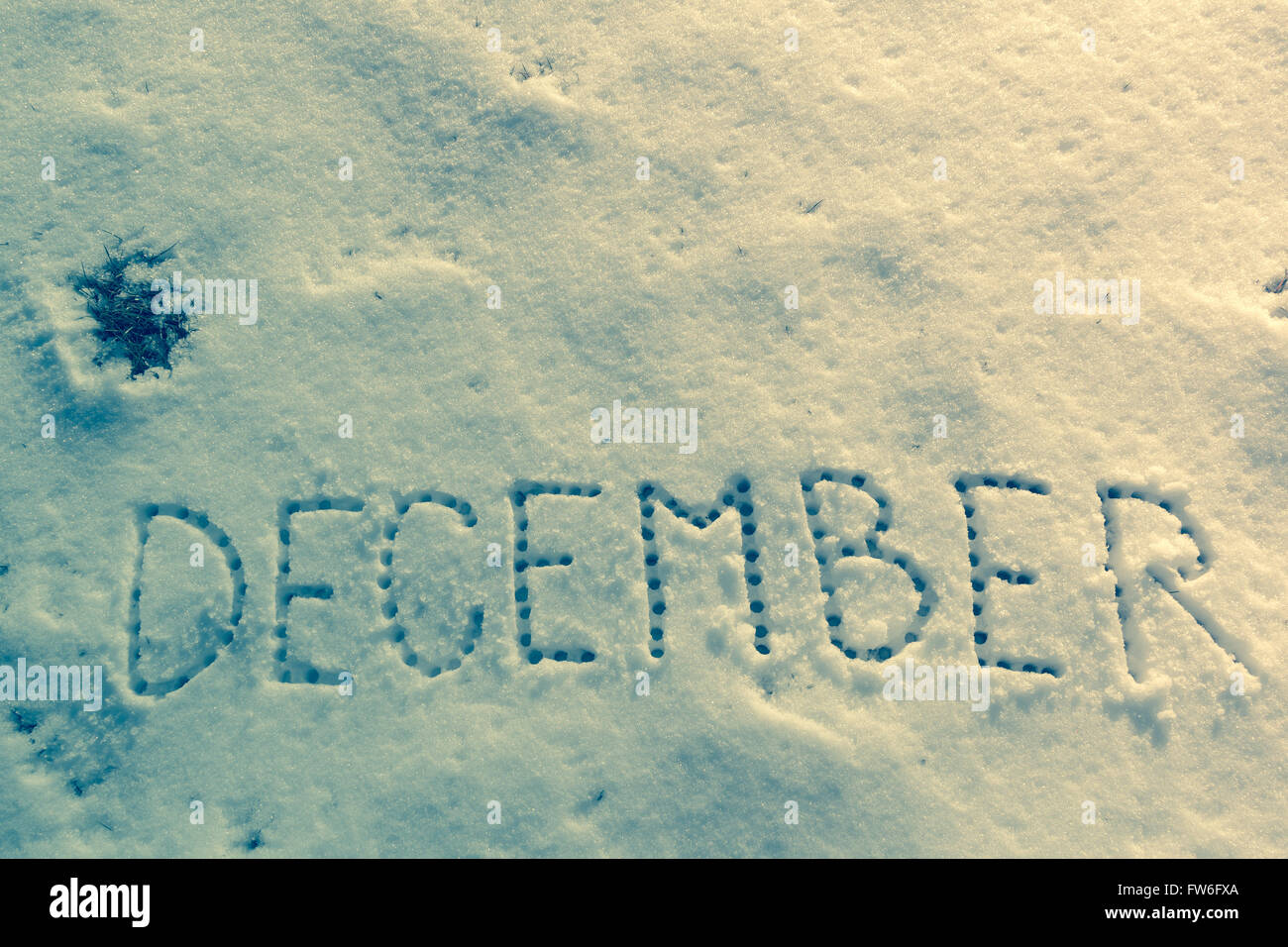 Geschriebene Worte Dezember auf ein Schneefeld. Stockfoto