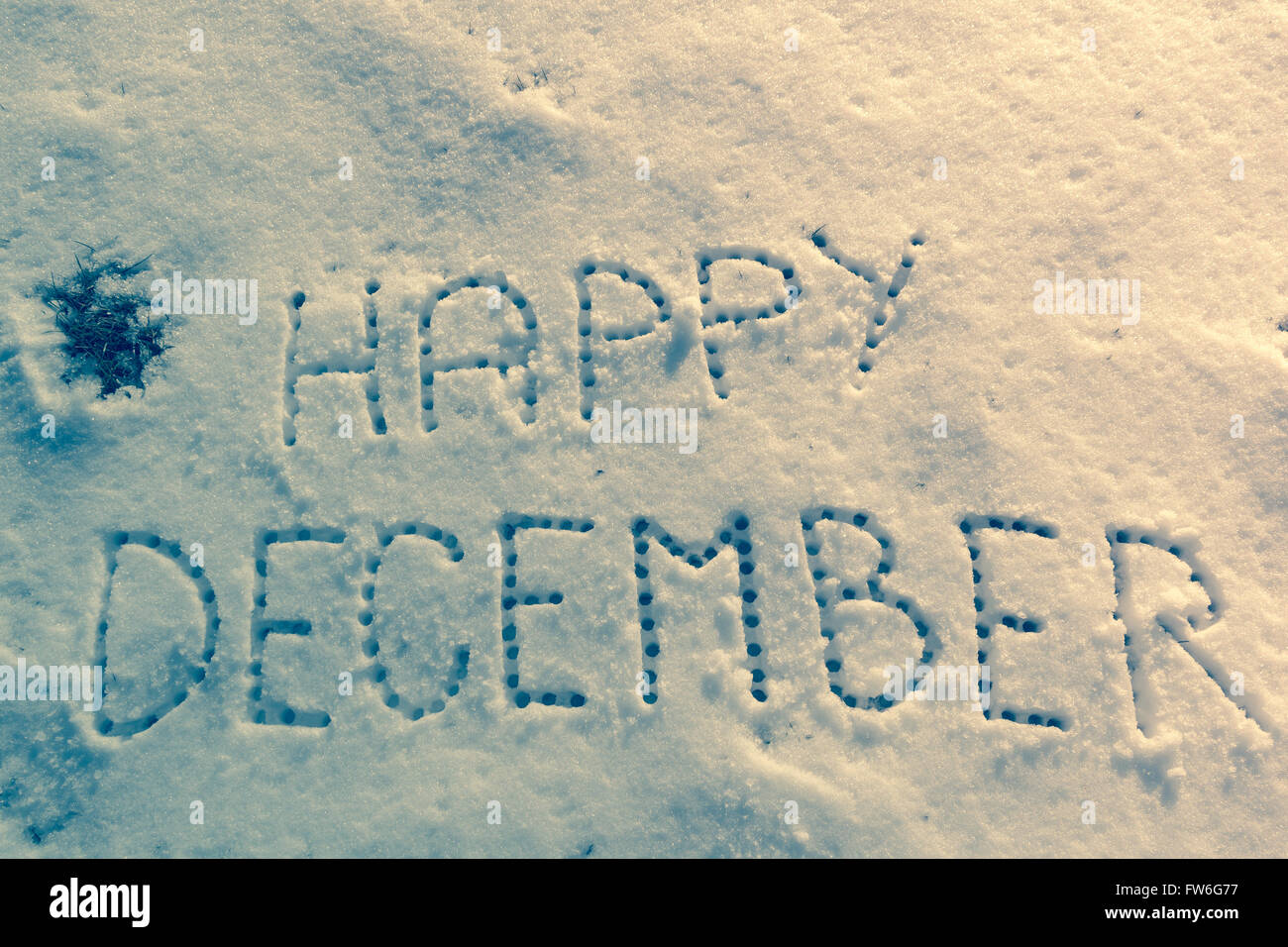 Geschriebene Worte Happy Dezember auf ein Schneefeld. Stockfoto