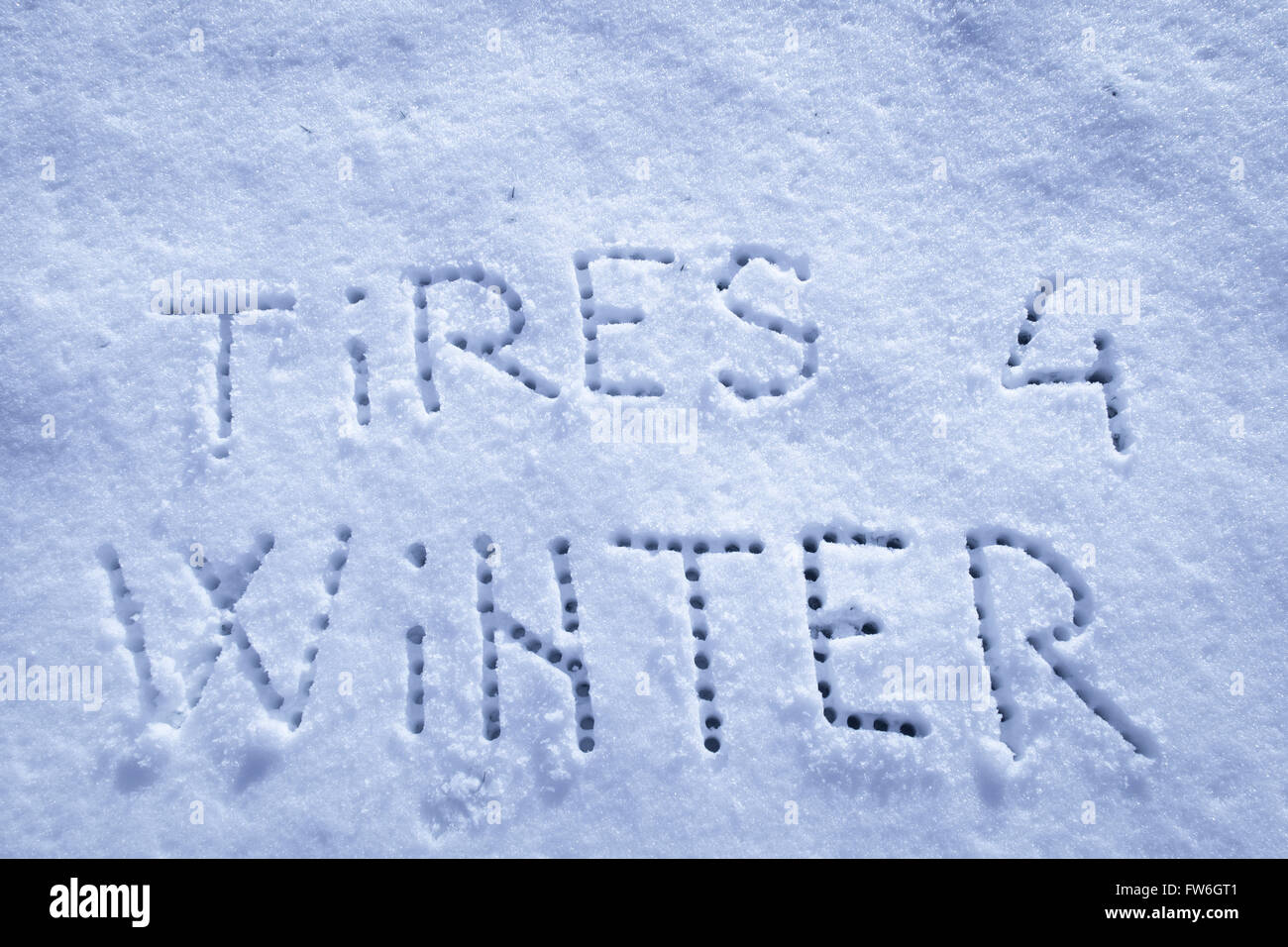 Wörter-Reifen für den Winter im Schnee Stockfoto