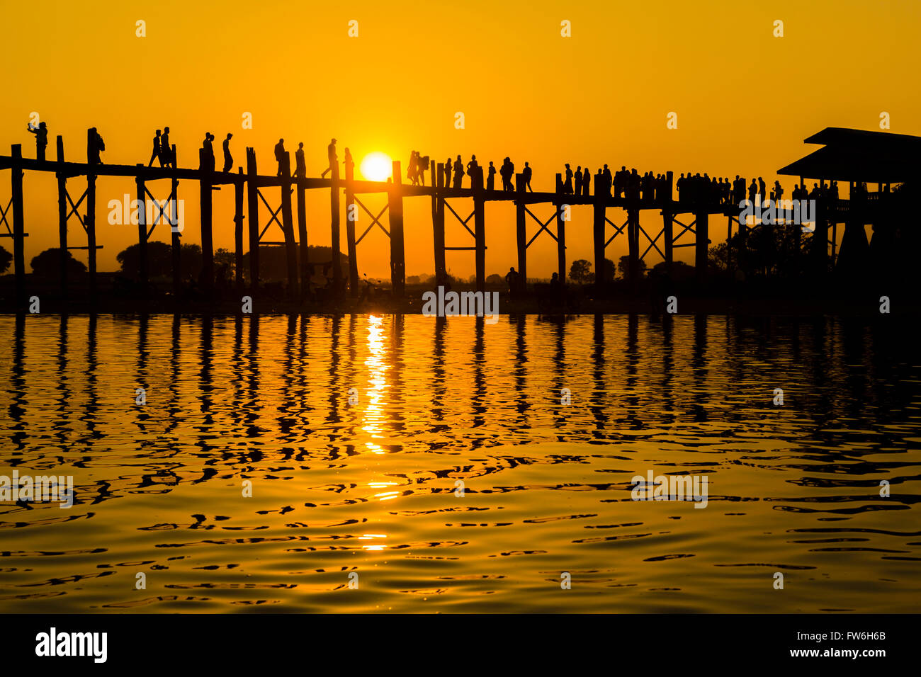 U Bein Brücke, Taungthaman See, Amarapura, Mandalay, Myanmar (Burma) mit Touristen bei Sonnenuntergang Stockfoto