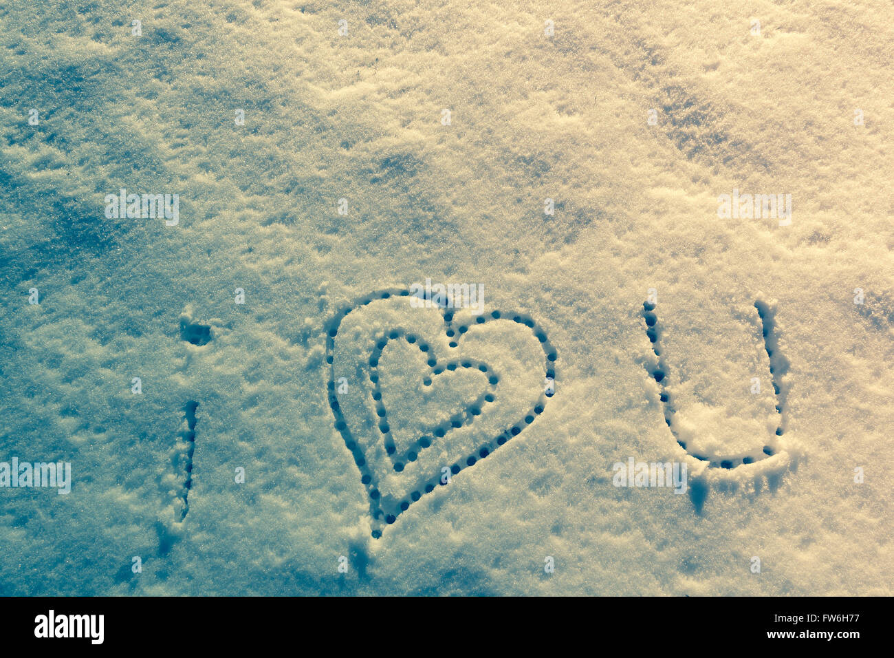 Ich liebe dich mit Herz Zeichen schreiben auf dem Schnee. Stockfoto