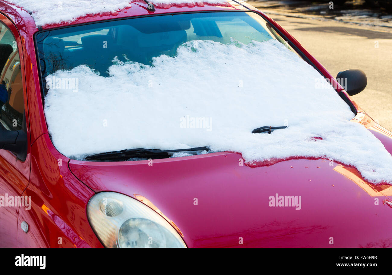 Auto mit weißem Schnee bedeckt Stockfoto