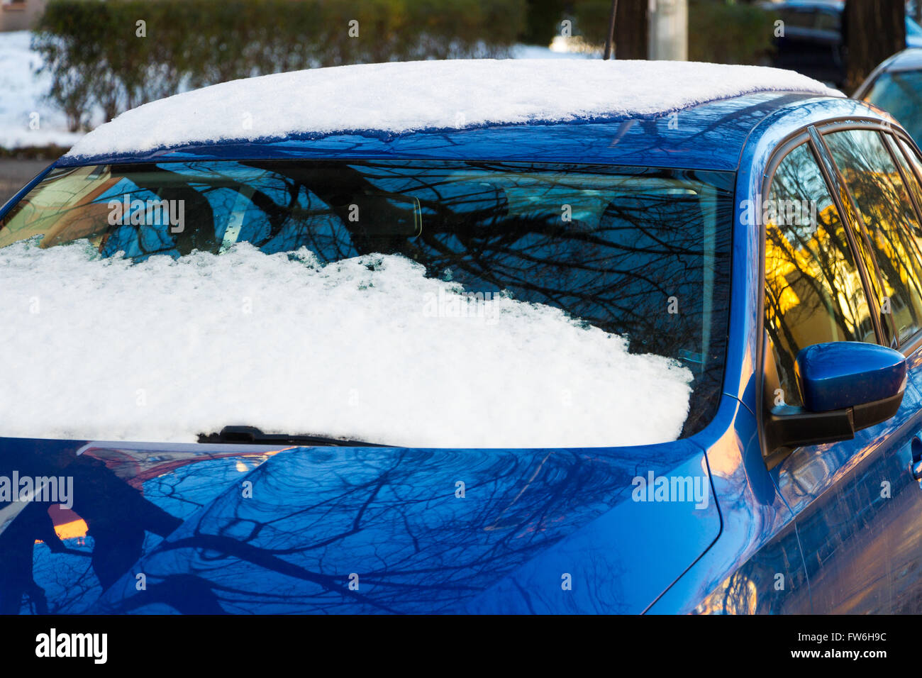 Auto mit weißem Schnee bedeckt Stockfoto