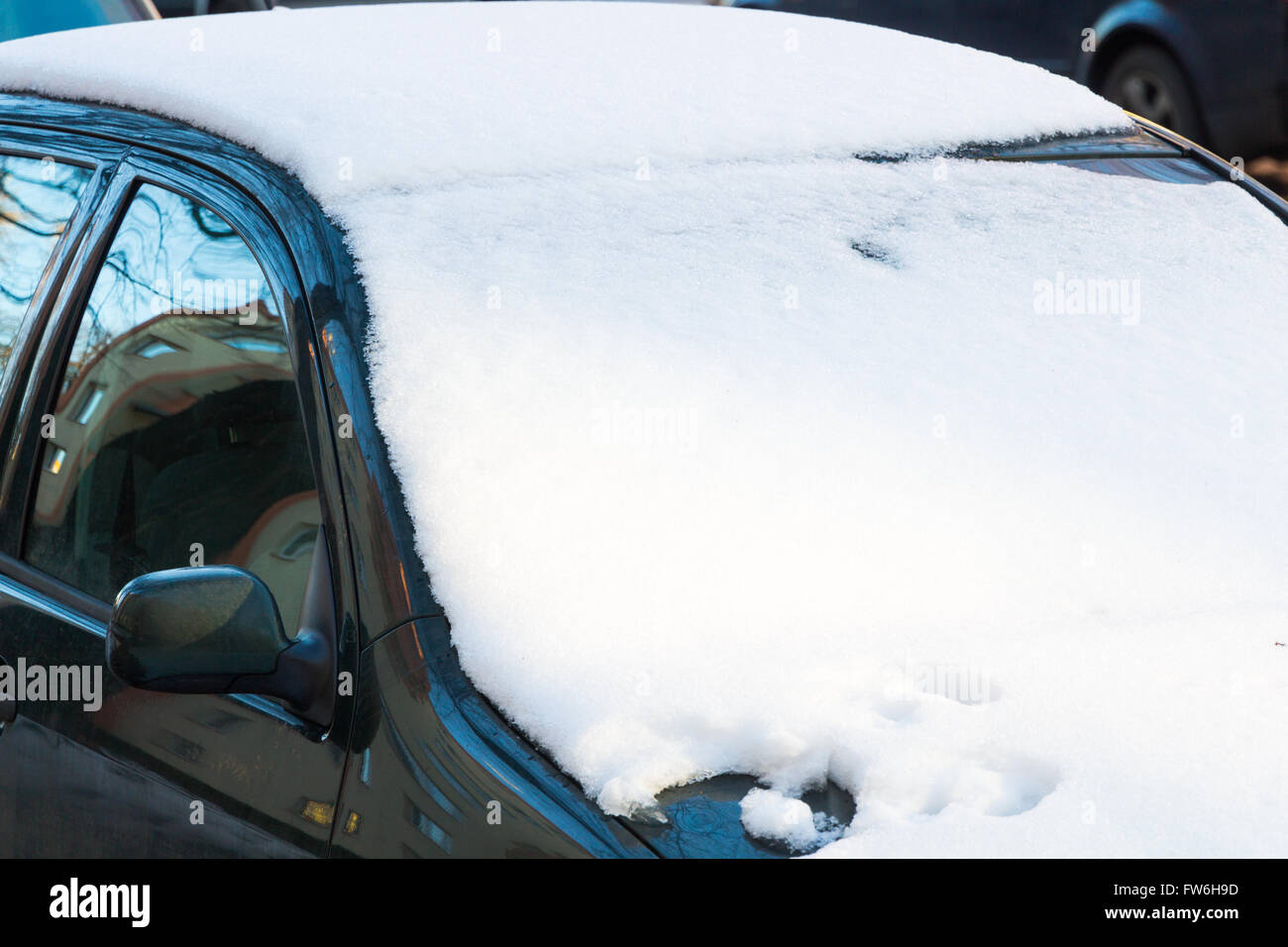 Auto mit weißem Schnee bedeckt Stockfoto
