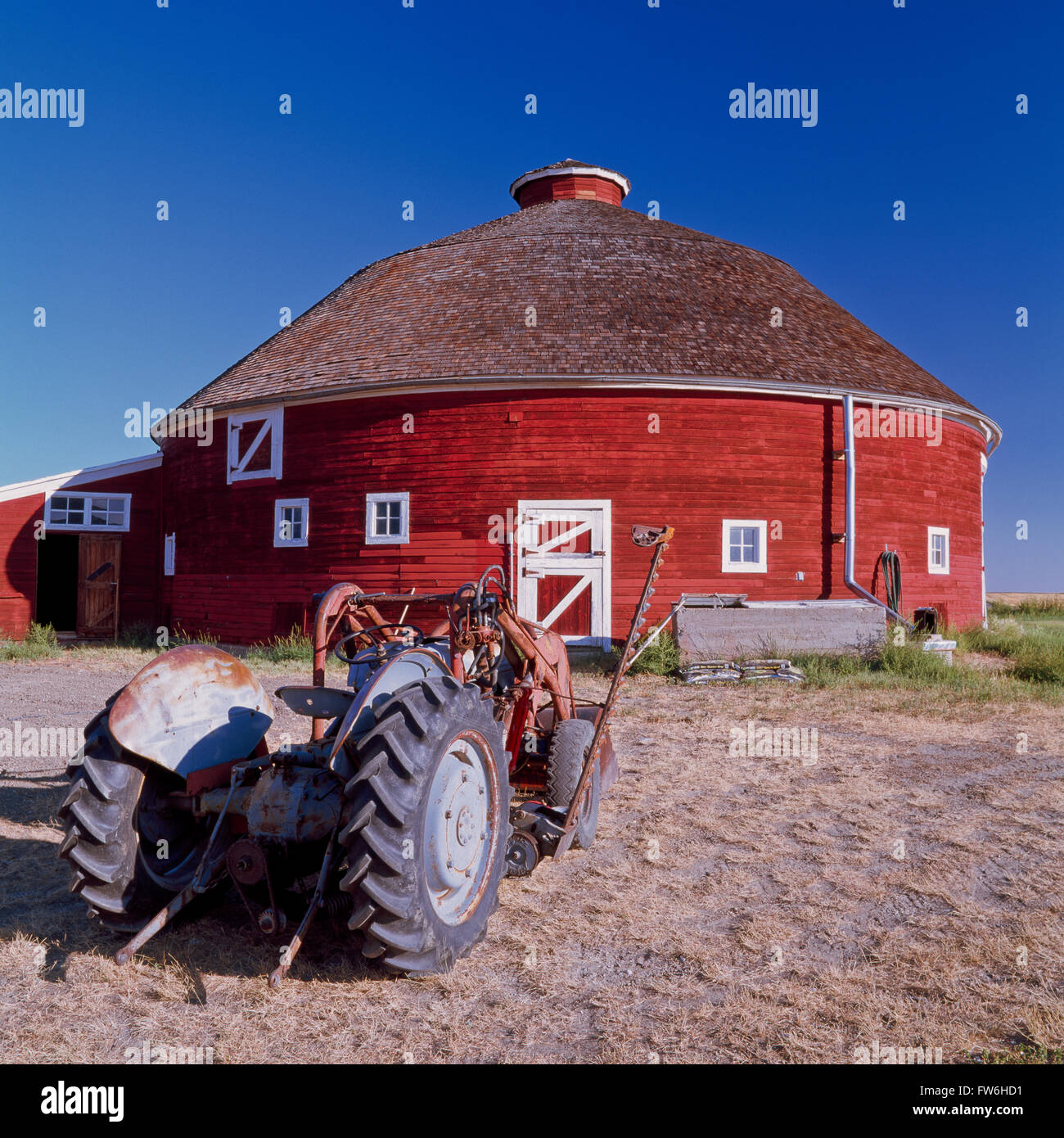 rund um Stall und Traktor in der Nähe von Collins, montana Stockfoto