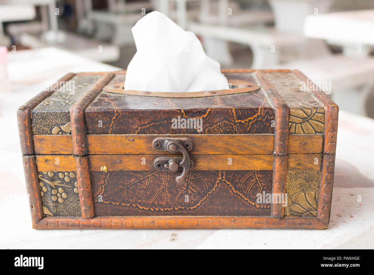 vordere Closeup alte Holzkisten, Papierservietten Stockfoto