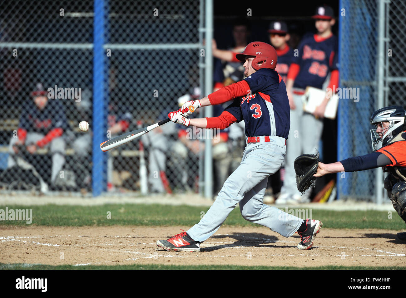 High School hitter Anschließen in ein paar ersten Inning läuft für seine Mannschaft während einer Nicht-Konferenz Spiel. USA. Stockfoto