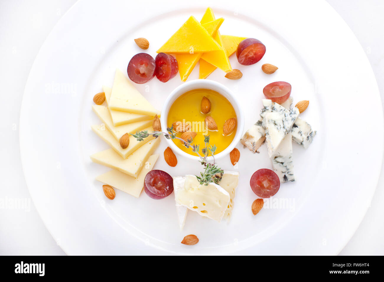 Teller mit vier Sorten Käse, Trauben Stockfoto