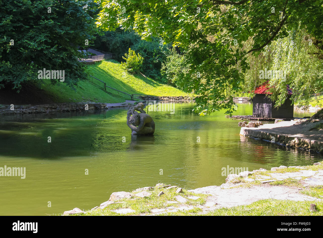 Skulptur Zusammensetzung im kleinen Teich im Stadtpark. Stryiskyi Park, Lemberg, Ukraine. Stockfoto