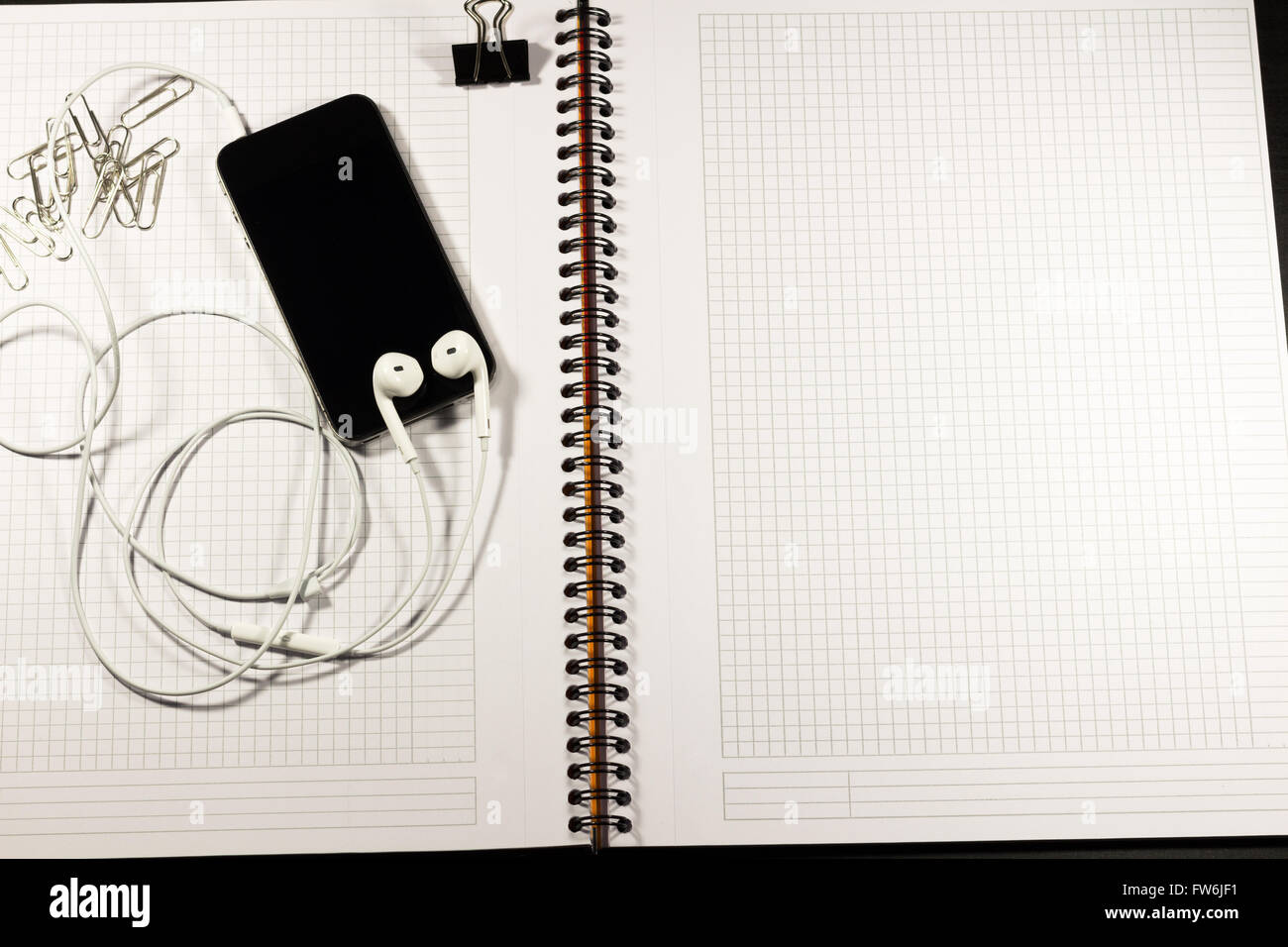 Leere Notebook und Smartphone mit Bleistift auf Holztisch. Die Aussicht vom Gipfel Stockfoto