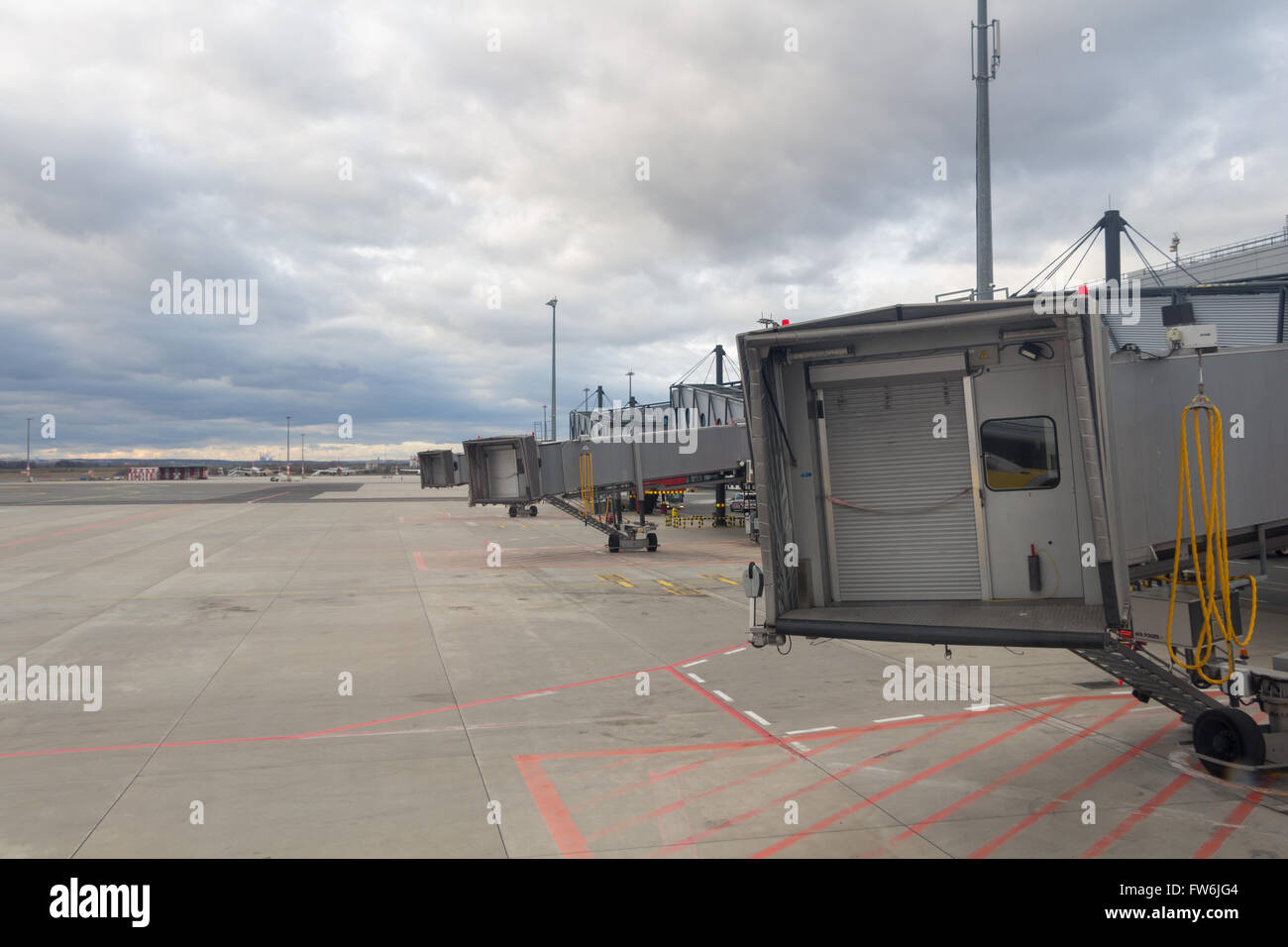 Jetway warten auf ein Flugzeug am Flughafen ankommen Stockfoto