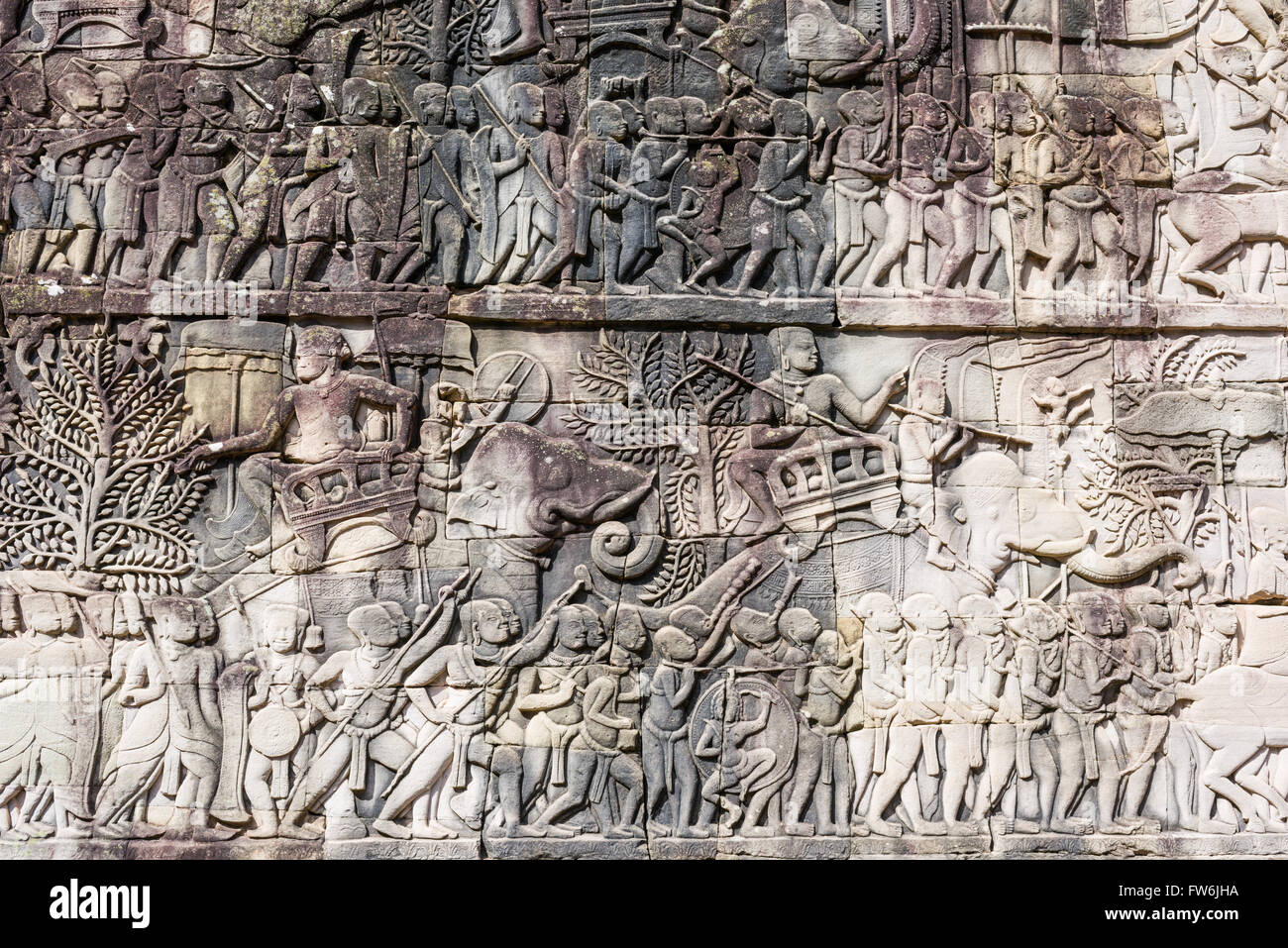 Steinschnitzereien an Wänden, die das Leben der vergangenen Ära in Angkor Thom. Stockfoto