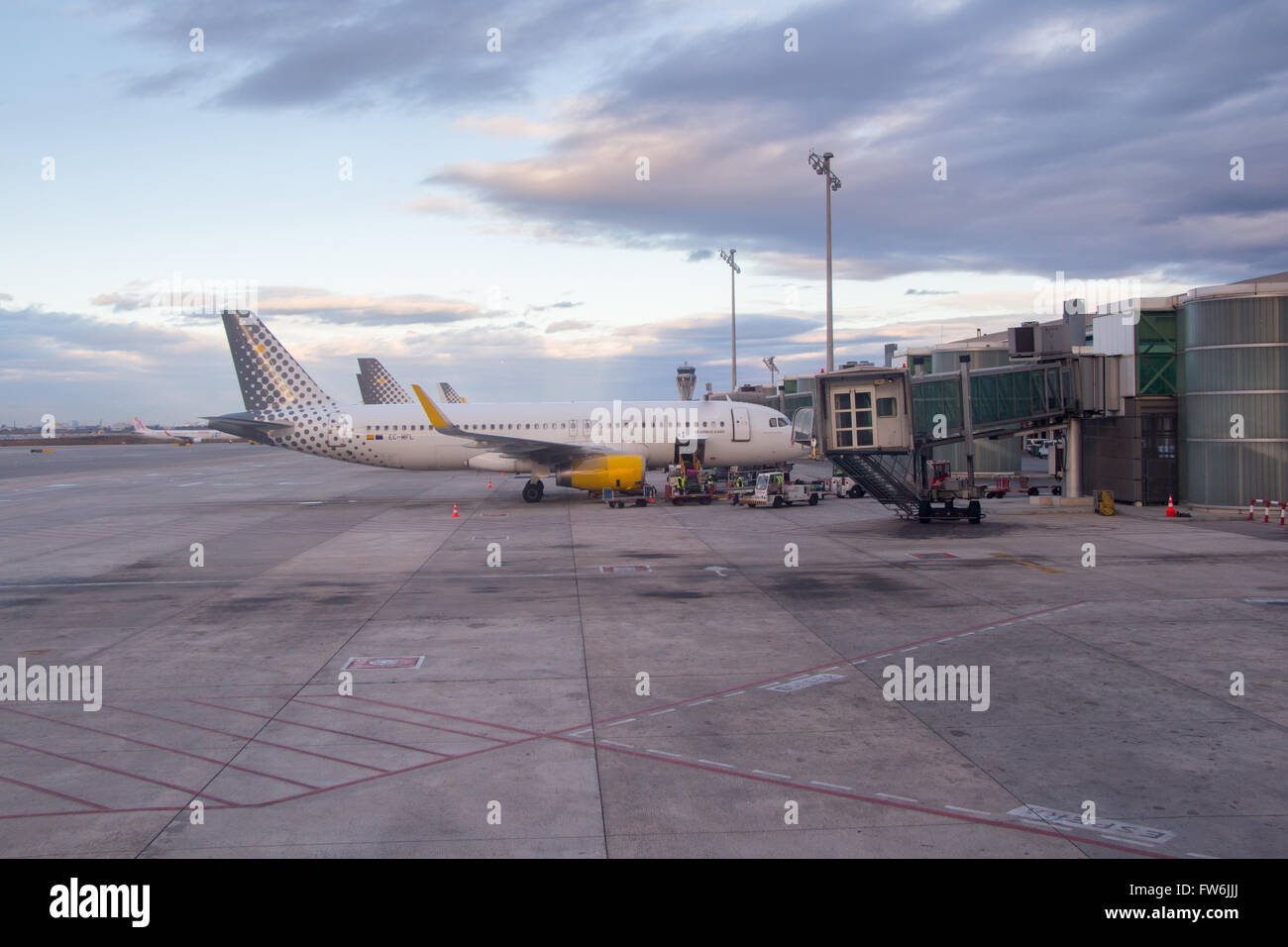 Jetway warten auf ein Flugzeug am Flughafen ankommen Stockfoto
