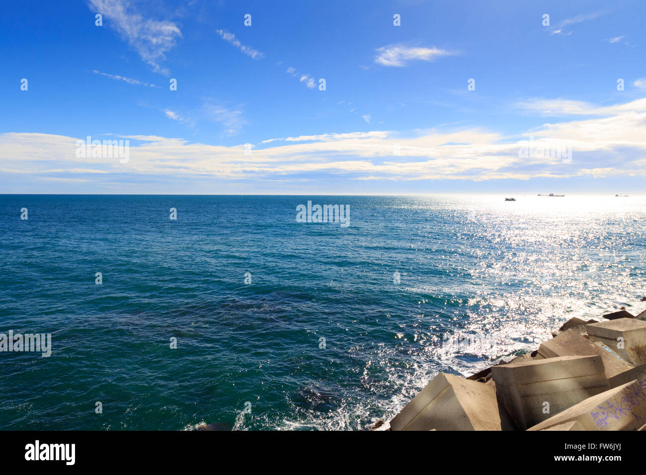 Massivem Stein und Staumauer am Meer Stockfoto