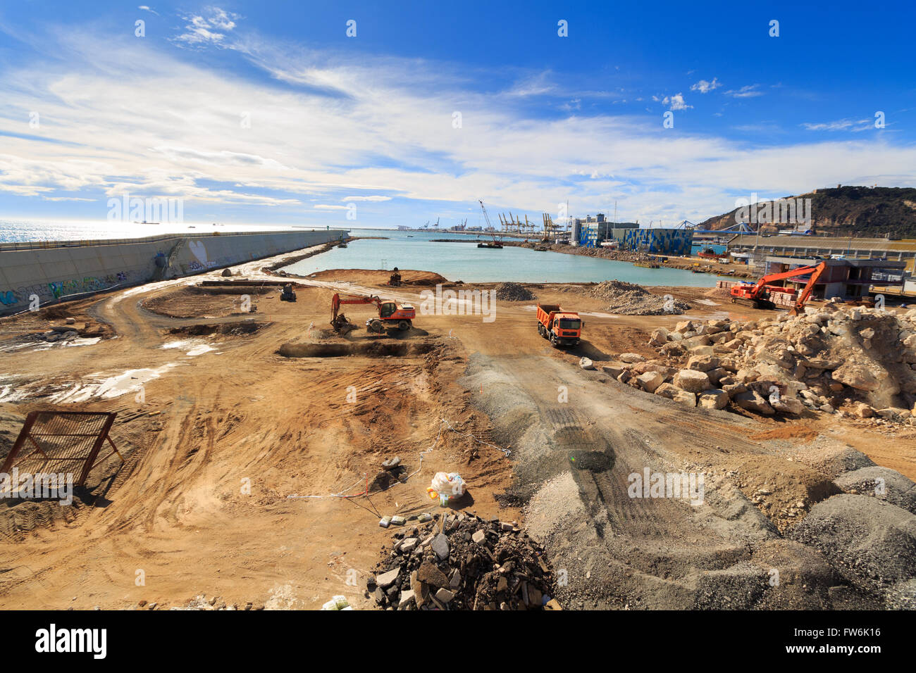 Baustelle im Hafen, Baumaschinen, Bulldozer, Ausgrabung, Fabrik Stockfoto