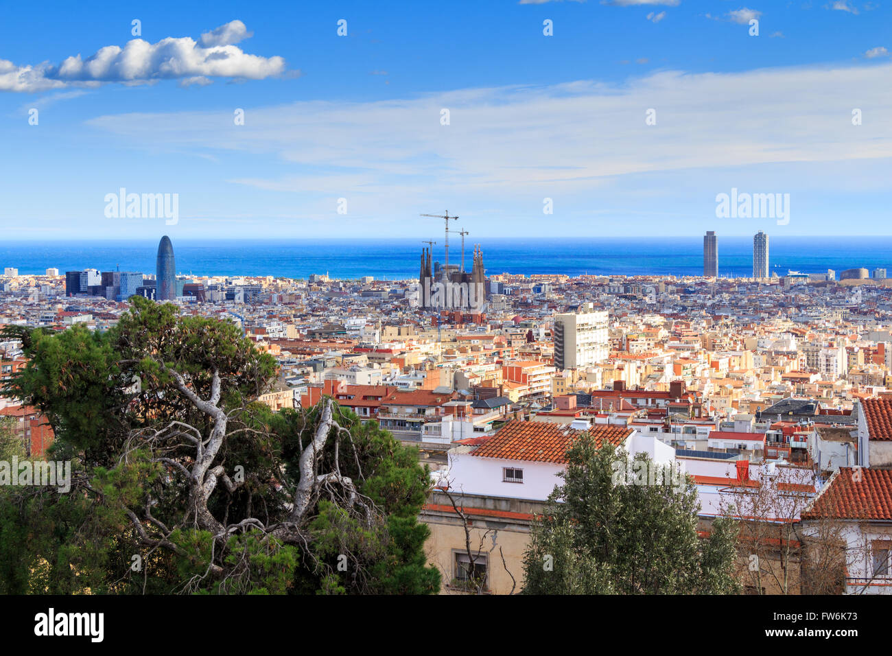 Panoramablick auf Barcelona vom Park Güell an einem Sommertag in Spanien Stockfoto