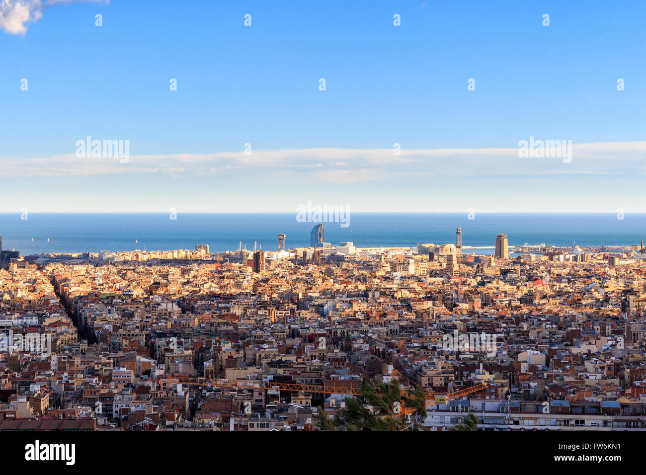 Panoramablick auf Barcelona vom Park Güell an einem Sommertag in Spanien Stockfoto