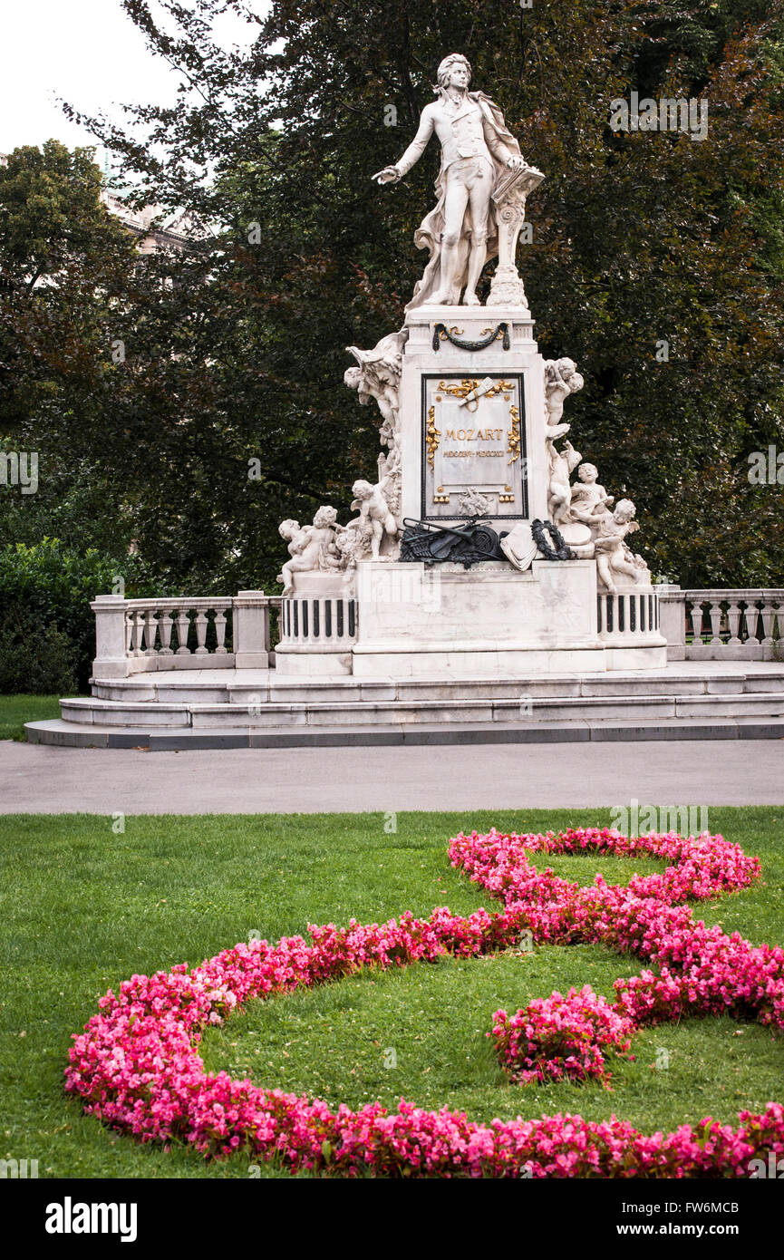 Burggarten. Mozart-Denkmal in den Burggarten von der Ringstraße. Laaser Marmor von Viktor Oskar Tilgner (geboren Oktober Stockfoto