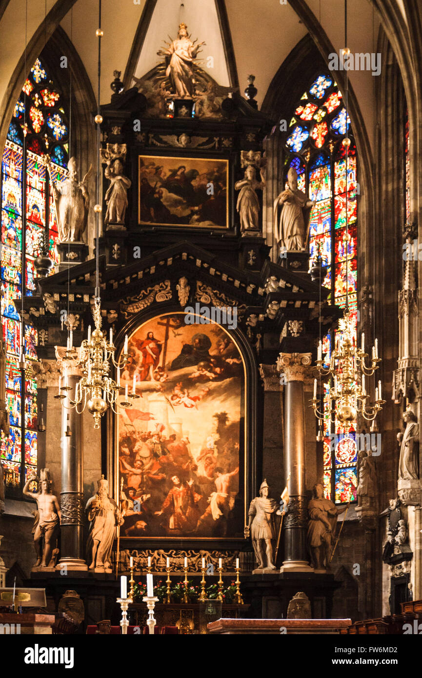 St. Stephens Kathedrale Hochaltar, Stephansdom. 1641 bis 1647 im barocken Stil gebaut. Der Altar wurde von Tobias Pock unter der Leitung des Wiener Bischof Philipp Friedrich Graf Breuner gebaut. Der Hochaltar stellt die Steinigung der Patron der Kirche Stockfoto