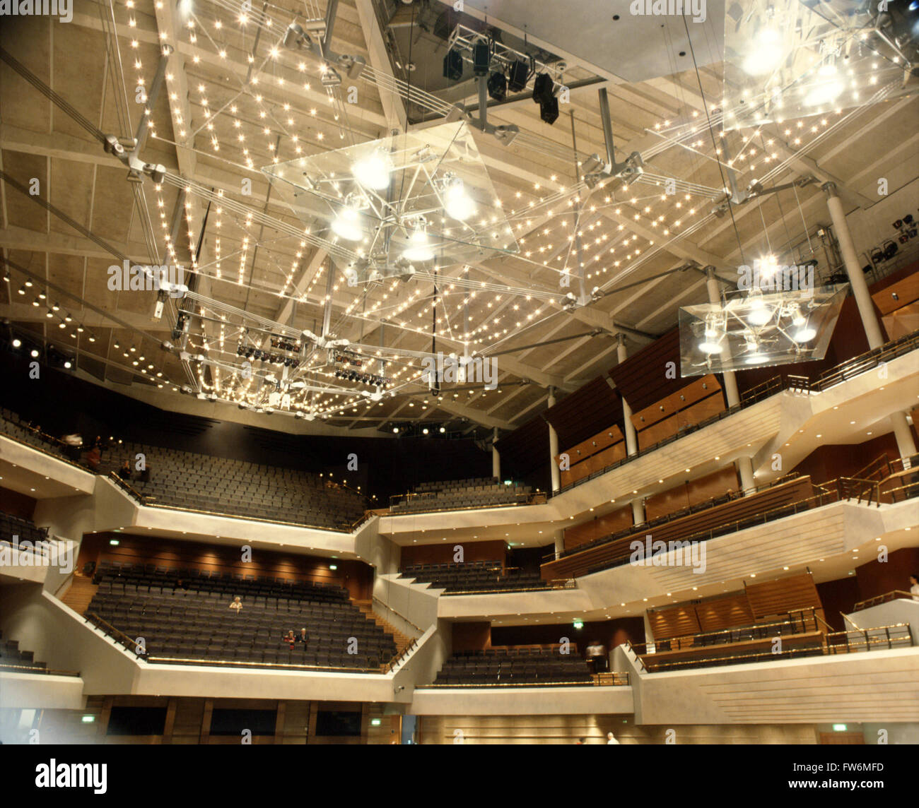 Bridgewater Hall in Manchester Auditorium und Deckenleuchten, von der Bühne. Stockfoto