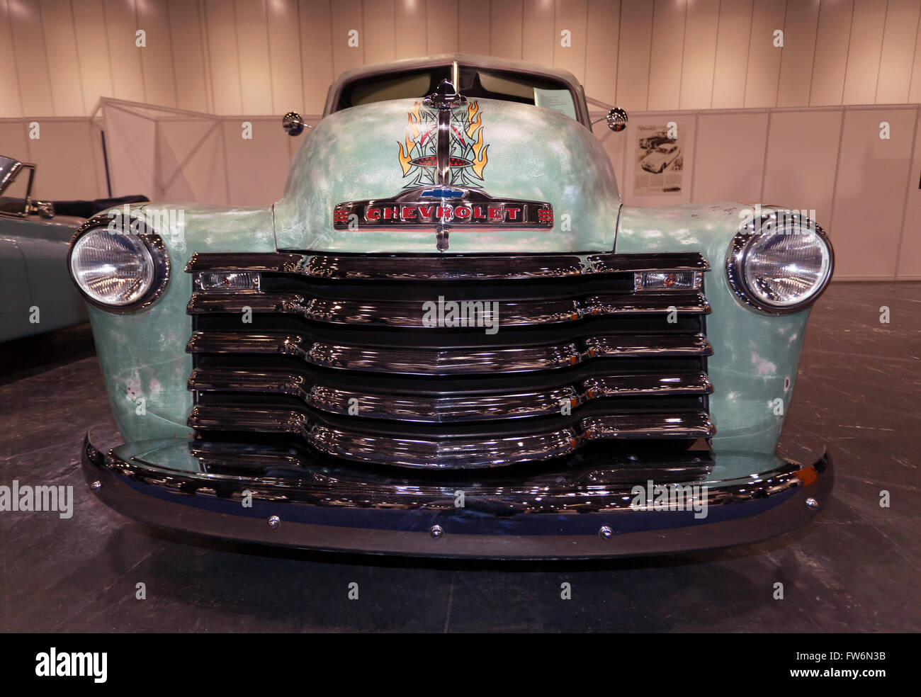 Vorderansicht eines benutzerdefinierten anhand eines Jahrgangs 1949 Chevrolet LKW in Auto Club Square in London Classic Car Show gebauten Hot Rod Stockfoto