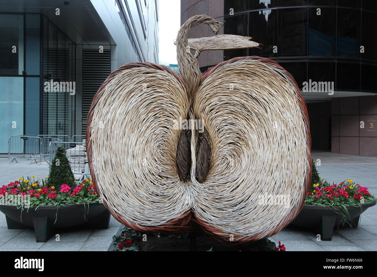 Apple Weide Skulptur von Tom Hare in Finsbury Avenue Square in London UK gewebt. Stockfoto