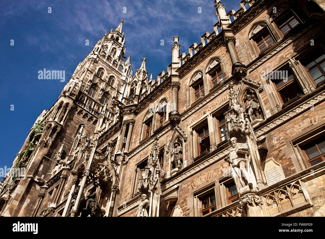 München-Detail von der schönen Architektur im gotischen Stil der City Hall (Rathaus) mit dem Uhrturm Stockfoto