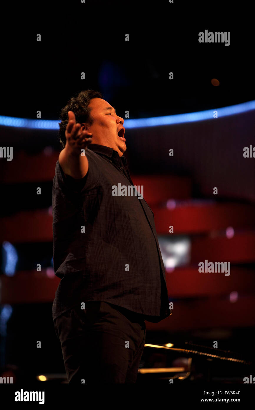 Amartuvshin Enkhbat Bariton, Mongolei, Alter 29. Gewinner des Publikumspreises, Cardiff Singer of World Wettbewerb 2015. Stockfoto Amartuvshin Enkhbat Bariton, Mongolei, Alter 29. Gewinner des Publikumspreises, Cardiff Singer of World Wettbewerb 2015. Stockfoto