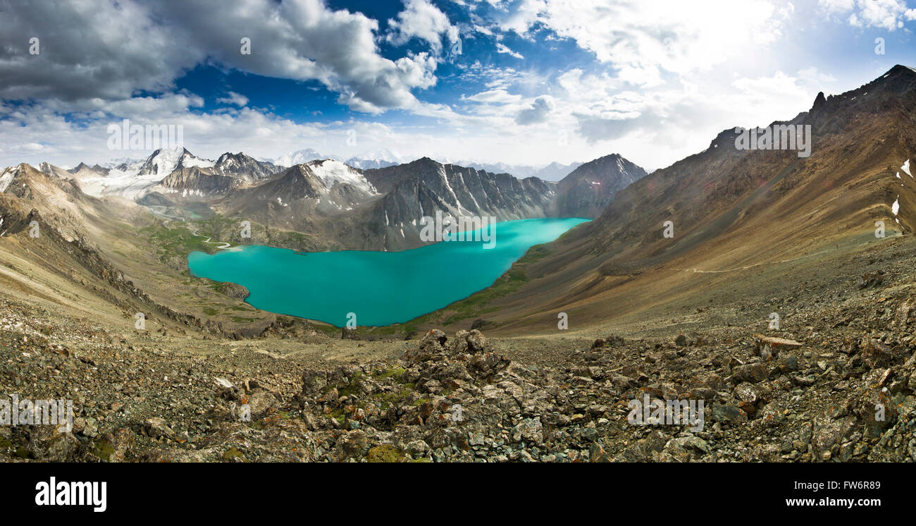 blauen Bergsee, umgeben von hohen schneebedeckten Gipfeln spiegelt Felsen Stockfoto