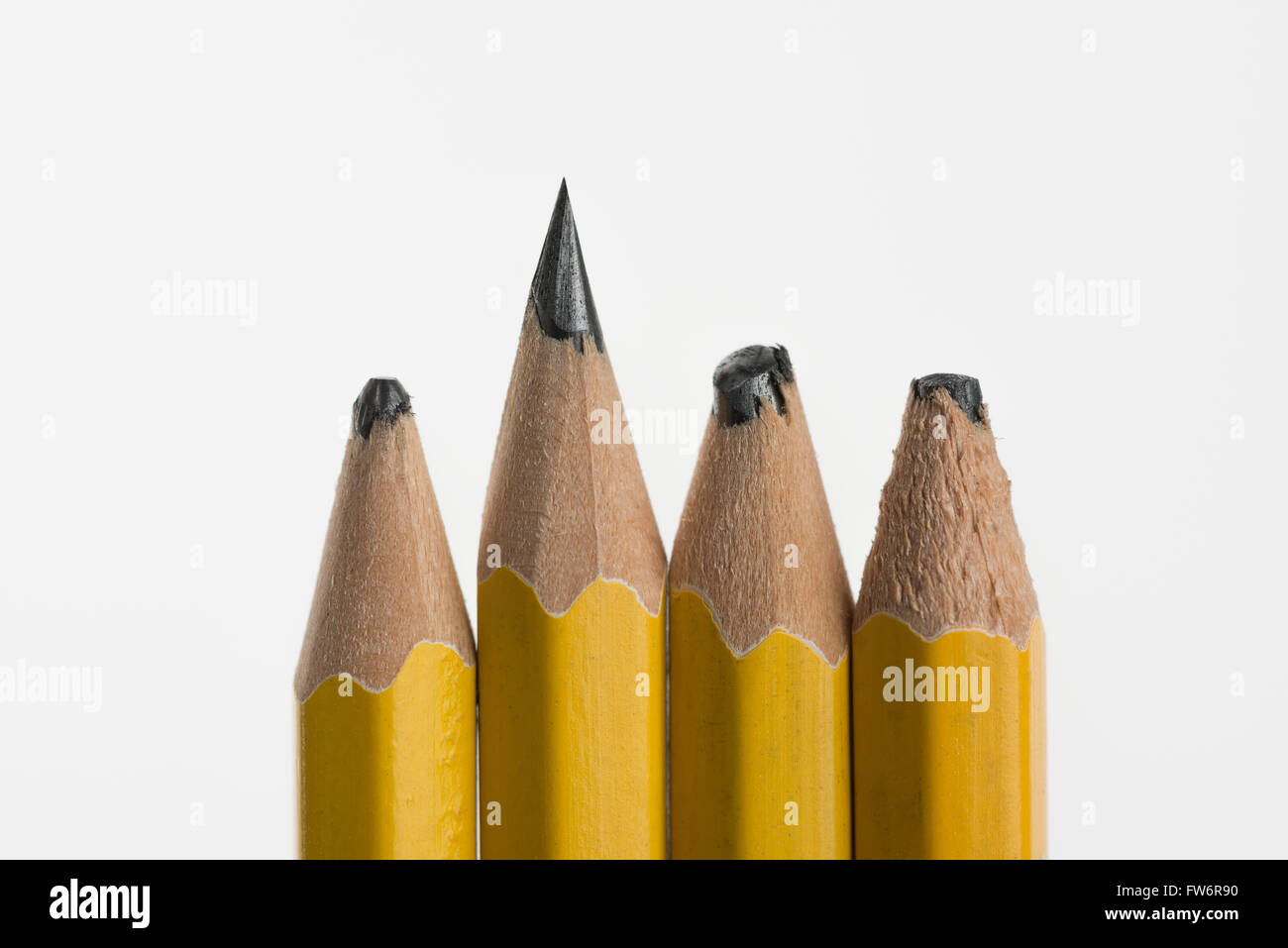 scharfe und stumpfe Bleistifte Seufzer der harte Arbeit oder faul getragen Bleistiftmine ausgerichtet in einer Reihe stehend Warnung Stockfoto