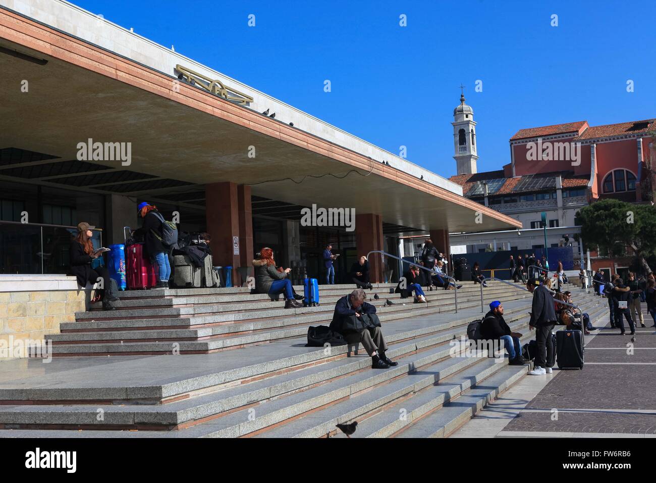 Venedig Santa Lucia Bahnhofsgebäude. Die Station ist eine der zwei wichtigsten Bahnhöfe Venedigs, Stockfoto