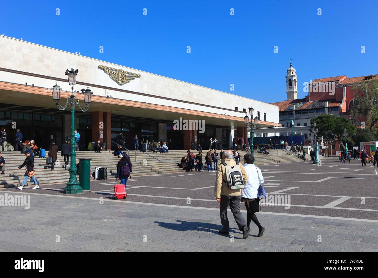Venedig Santa Lucia Bahnhofsgebäude. Die Station ist eine der zwei wichtigsten Bahnhöfe Venedigs, Stockfoto
