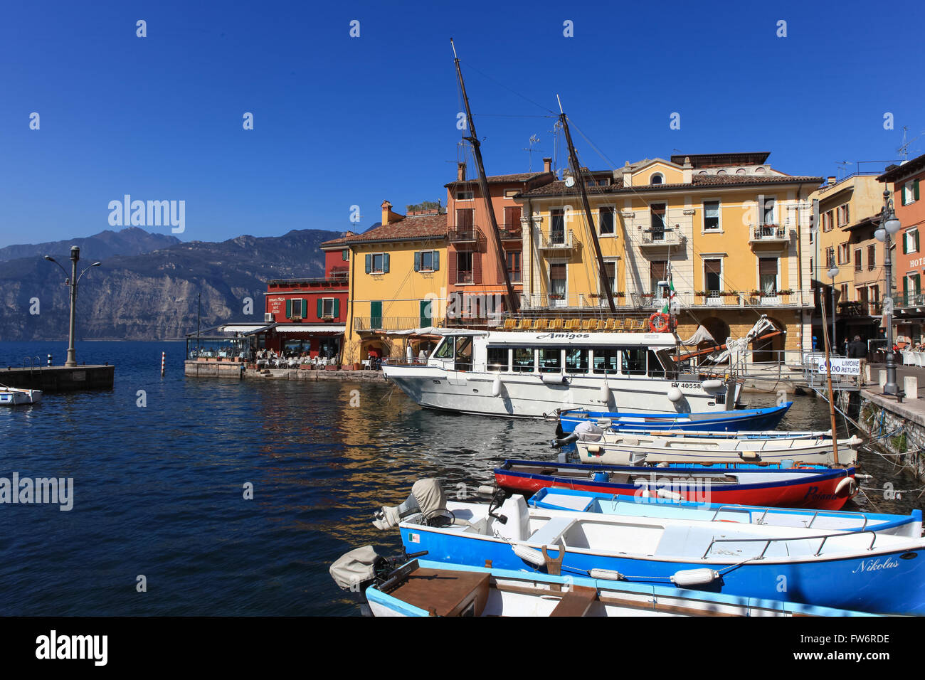 Blick auf Malcesine Zentrum und kleinen Hafen. Malcesine befindet sich am östlichen Ufer des Gardasees in der Provinz von Verona Stockfoto