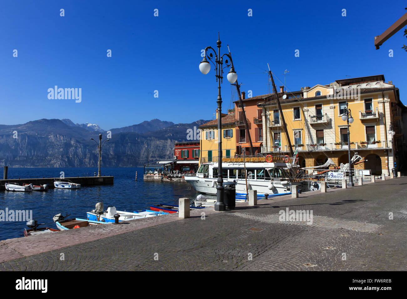 Blick auf Malcesine Zentrum und kleinen Hafen. Malcesine befindet sich am östlichen Ufer des Gardasees in der Provinz von Verona Stockfoto